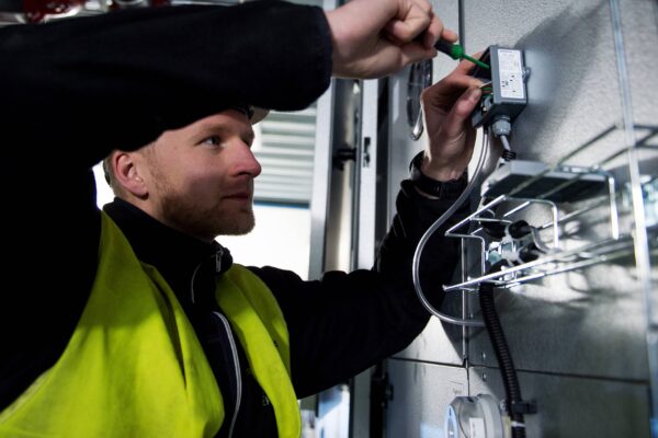 Elektriker i sikringsskap