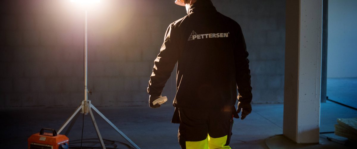 Bilde av arbeidslampe og en ansatt person hos Ingeniør Pettersen - om oss