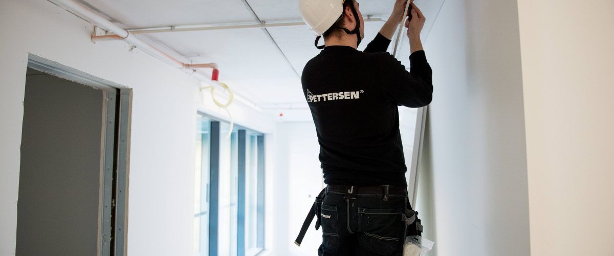 elektriker på jobb, jobber i gardintrapp - referanser