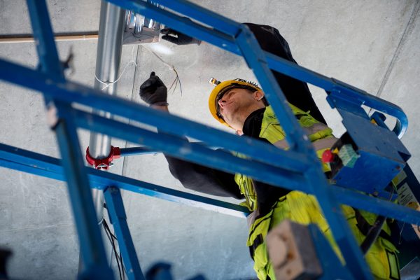 Bilde av en montør i arbeid