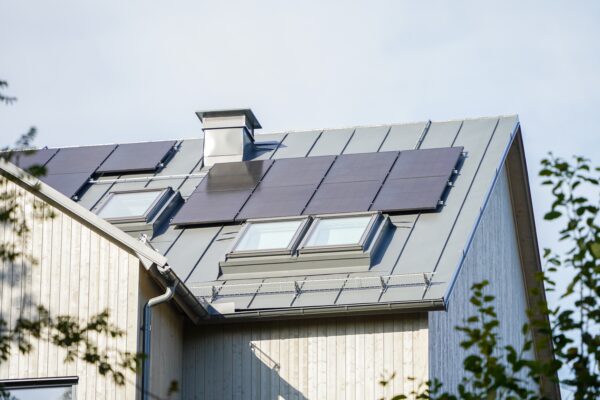 solcelle-panel på tak av hus